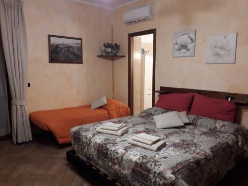 1 dormitorio con 1 cama con 2 toallas en Civita Nova, en Bagnoregio
