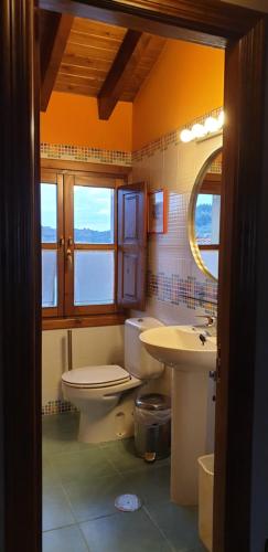La salle de bains est pourvue de toilettes et d'un lavabo. dans l'établissement Preciosa casa de campo a 1.5 km de la playa de La Marina, à Ribadesella