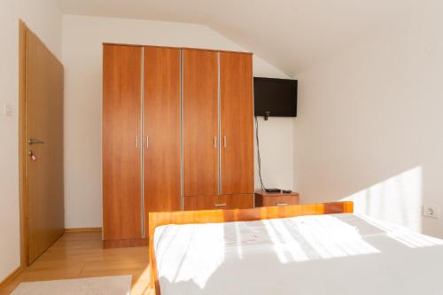 Una cama o camas en una habitación de Guesthouse Aurora