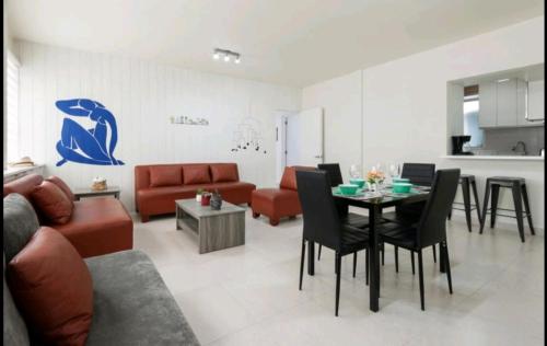 a living room with a couch and a table with chairs at Pennsylvania WTC High End 1parking/2BR/2BA in Mexico City