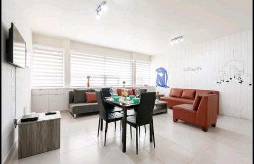 a living room with a couch and a table and chairs at Pennsylvania WTC High End 1parking/2BR/2BA in Mexico City