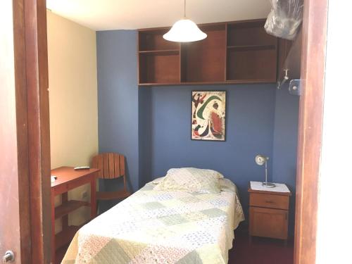 1 dormitorio con cama, mesa y escritorio en Habitación amoblada en Surco, Lima, Peru, en Lima