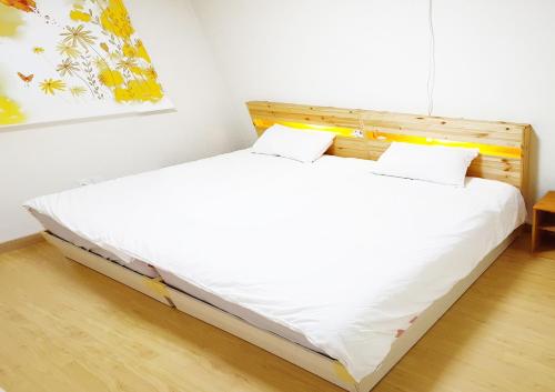 Schlafzimmer mit einem Bett mit weißer Bettwäsche in der Unterkunft Comfortable as your home - JS1 in Seoul