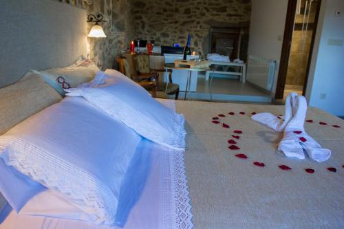 a bedroom with a bed with a bunch of roses on it at Casa das Fiadeiras de Nemiña con Jacuzzi in Nemiña