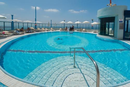 テルアビブにあるSuperb Beachfront Apartments with Pool by Sea N' Rentの青い水の大型スイミングプール