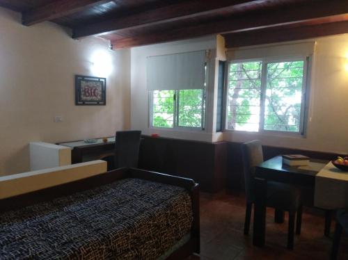 Apartamento Nuevo Centro في قرطبة: غرفة نوم بسرير وطاولة ونافذة