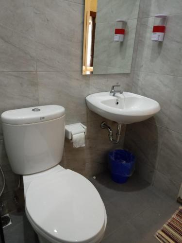 Koupelna v ubytování Alzara Hotel Syariah