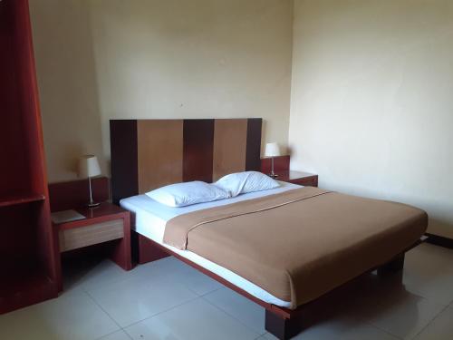 Tempat tidur dalam kamar di Surya Hotel & Resort