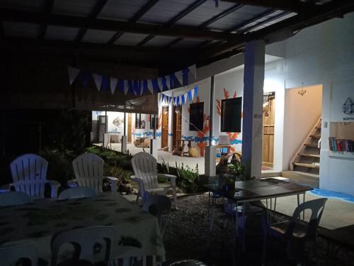 Televiisor ja/või meelelahutuskeskus majutusasutuses LightHaus DP Garden Resort