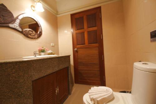 Koupelna v ubytování Baan Veerakit Hotel
