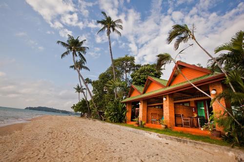 una casa sulla spiaggia vicino all'oceano di Friendship Beach Resort & Atmanjai Wellness Centre a Rawai Beach