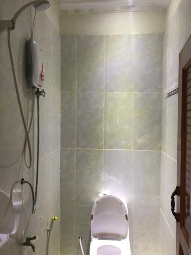 a bathroom with a toilet and a shower at Manel Guesthouse and Restaurant in Sen Monorom