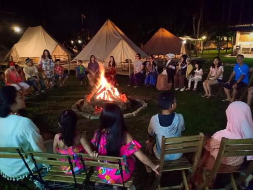 Gæster der bor på Canopy Villa Glamping Park