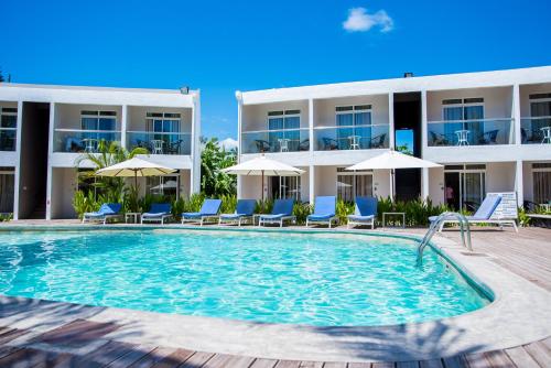 une piscine en face d'un hôtel dans l'établissement Villas Mon Plaisir, à Pointe-aux-Piments