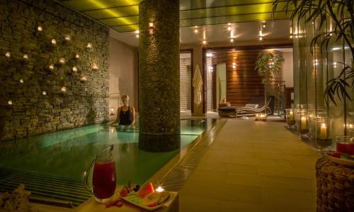 uma piscina num quarto com uma casa em Imperial Hotel Cork City em Cork