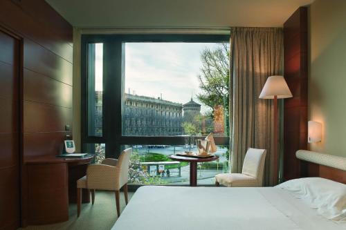 Postel nebo postele na pokoji v ubytování UNA HOTELS Cusani Milano