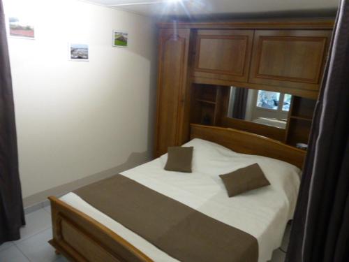 une chambre avec un lit avec deux oreillers dessus dans l'établissement Maison JMB, à Royan