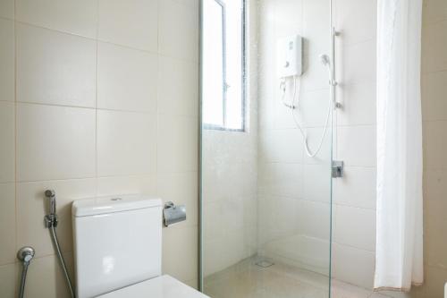 e bagno con servizi igienici e doccia. di Q Suite at i-City a Shah Alam