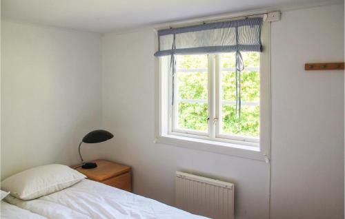 - une chambre avec un lit et une fenêtre dans l'établissement 2 Bedroom Beautiful Home In Gamleby, à Gamleby