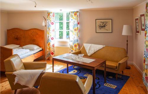 - un salon avec un lit, une table et des chaises dans l'établissement 2 Bedroom Beautiful Home In Gamleby, à Gamleby