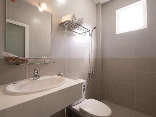 y baño con lavabo, aseo y espejo. en NHÀ NGHỈ HOA PHÁT, en Phu Quoc