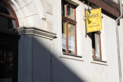 a yellow sign on the side of a building at Hotel garni Am Dippeplatz in Quedlinburg