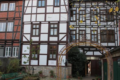 an old building with an archway in front of it at Hotel garni Am Dippeplatz in Quedlinburg