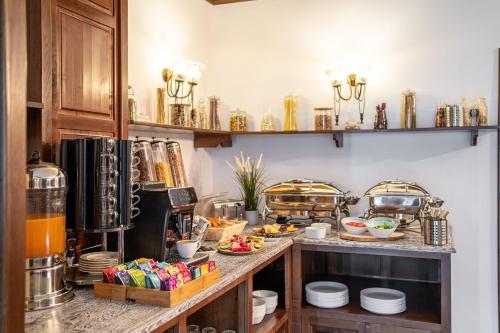 een keuken met een aanrecht met eten erop bij RED CONFORT HOTEL Boutique in Alexandria