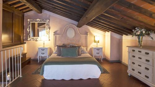 1 dormitorio con 1 cama grande y 2 mesitas de noche en Tenuta i Massini, en Empoli