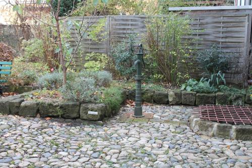 a garden with a lamp post in the middle of a yard at Hotel garni Am Dippeplatz in Quedlinburg