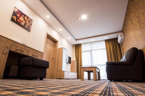 a living room with a couch and a television at SPA Kompleks Raiski Kat in Dimitrovgrad