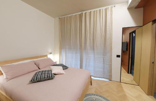 een slaapkamer met een bed met 2 kussens erop bij La casa sugli Archi in Salerno