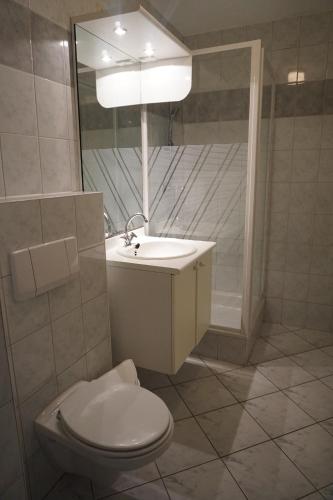een badkamer met een toilet en een wastafel bij Strandslag Juliana 181 in Julianadorp