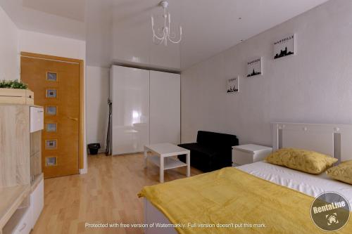 モスクワにあるАпартаменты на Академическойのベッドルーム1室(ベッド1台、椅子、テーブル付)