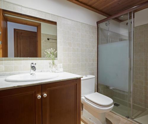 Kúpeľňa v ubytovaní Val de Ruda 64 by FeelFree Rentals