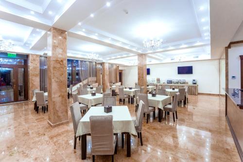 Ambassador Hotel tesisinde bir restoran veya yemek mekanı