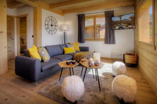 - un salon avec un canapé bleu et trois grands chiens à pépins blancs dans l'établissement Chalet Marinaka - OVO Network, à Manigod