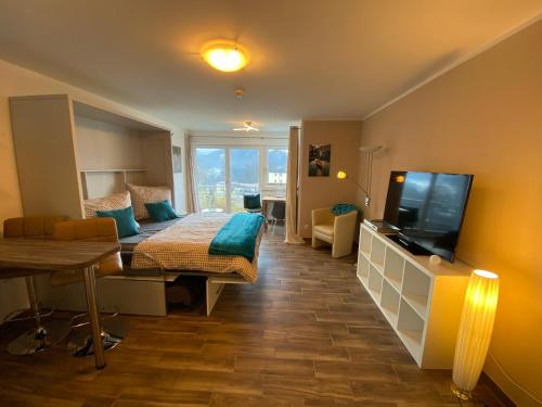 Una televisión o centro de entretenimiento en FeWo Gretchen