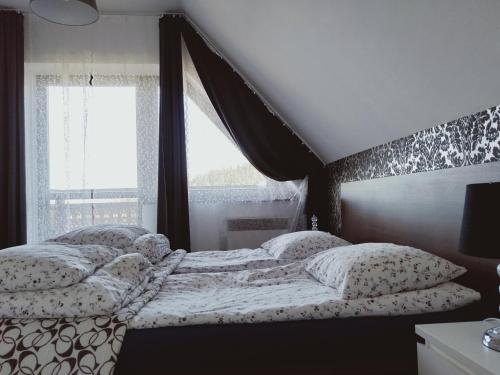 1 dormitorio con 2 camas y ventana en Apartament Kasprowy Jaszczurówka en Zakopane