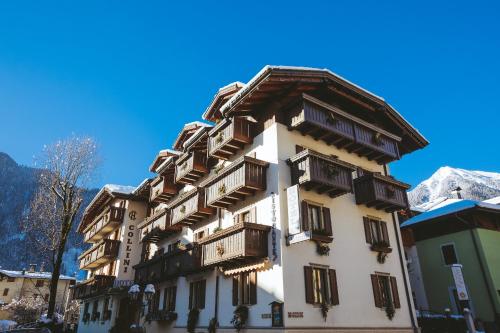 ein Gebäude mit Balkon auf der Seite in der Unterkunft Hotel Collini in Pinzolo