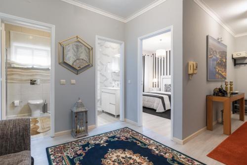 a living room with a bathroom and a bedroom at Metropolitan Gaia-Porto in Vila Nova de Gaia