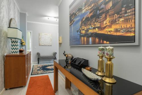 a living room with a painting on the wall at Metropolitan Gaia-Porto in Vila Nova de Gaia