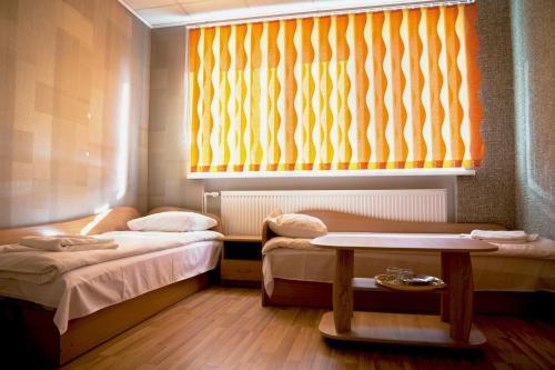 Telšių Hotel tesisinde bir odada yatak veya yataklar