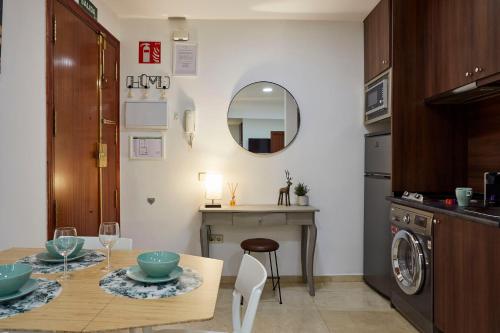 - une cuisine et une salle à manger avec une table et un évier dans l'établissement LEEWAYS APARTMENT XXV in GRAN VÍA, à Madrid