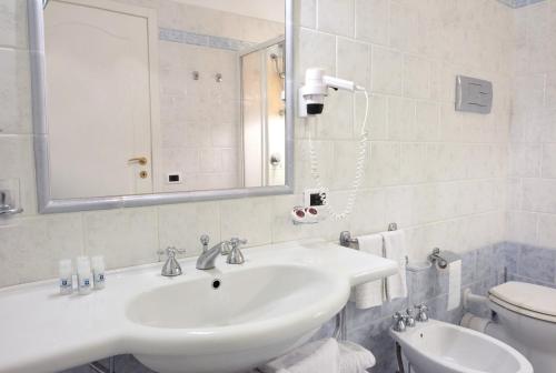 Un baño de Hotel Punta Nord Est