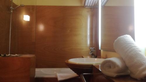 La salle de bains est pourvue de toilettes, d'un lavabo et d'une douche. dans l'établissement Pazo da Merced, à Neda