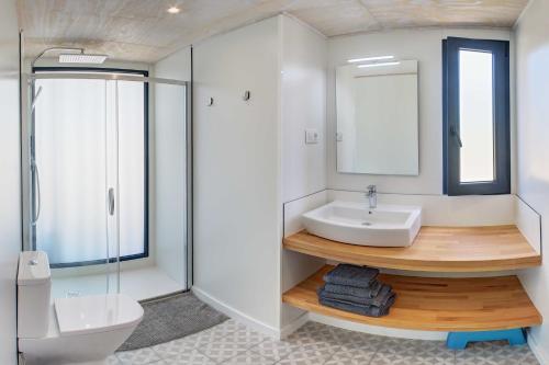un baño con lavabo y ducha en Camping Globo Barcelona, en Canet de Mar