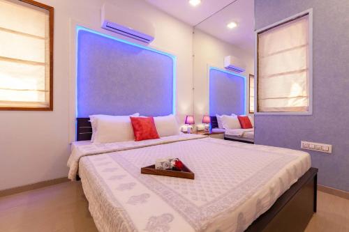 Ένα ή περισσότερα κρεβάτια σε δωμάτιο στο StayVista's Serene Nook - Pet-Friendly Villa with Jacuzzi & Terrace