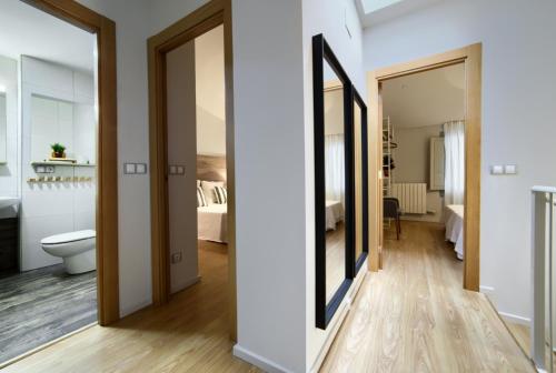 un couloir avec des toilettes et une salle de bains avec une chambre dans l'établissement La Casa Gris, à Tudela