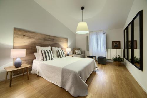 Schlafzimmer mit einem großen weißen Bett und einem Schreibtisch in der Unterkunft La Casa Gris in Tudela